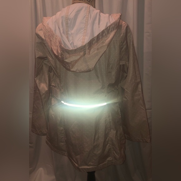 Women’s Light Rain Travel Jacket with Built In Travel Pouch by Jones of New York - Picture 3 of 5